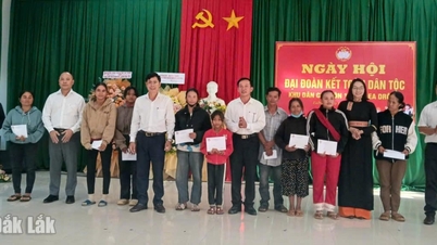 Penduduk kampung 1A, komune Ea Drong menikmati Hari Perpaduan Besar Negara