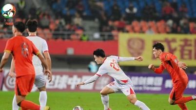 U22 Vietnams tränarstab analyserar motståndarlaget Uzbekistan