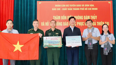 Đoàn công tác TPHCM sẻ chia yêu thương với quân, dân địa đầu Tổ quốc