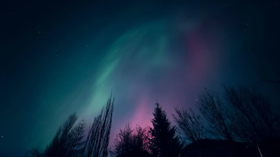 זוהר הקוטב הבוהק מאיר את שמי צפון אמריקה הלילה