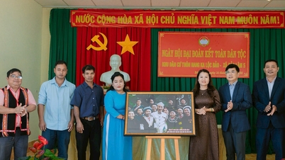 Folk i landsbyen Hang Ka Loc Bao feirer den nasjonale store enhetsdagen