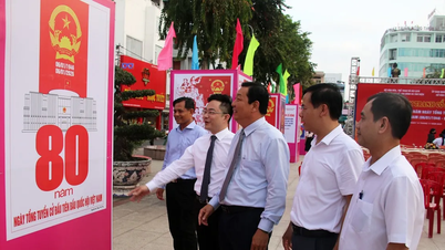 Pameran poster propaganda skala besar untuk merayakan ulang tahun ke-80 Hari Pemilihan Umum pertama