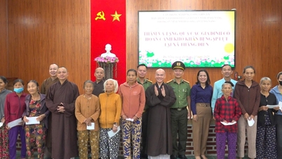 Entrega de 100 regalos a las víctimas de las inundaciones en la comuna de Thang Dien