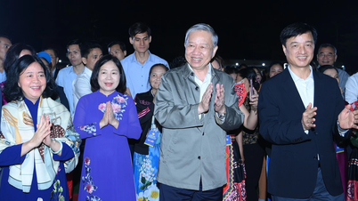[Foto] Generalsekretär To Lam nimmt mit den Einwohnern des Stadtteils Thuong Cat am Nationalen Tag der Großen Einheit teil.