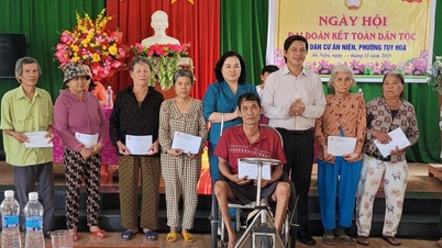 En la zona residencial de Nien, el barrio de Tuy Hoa, se organiza el Día Nacional de la Gran Unidad.