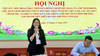 Керівники округу Ба Дінь спілкуються з людьми