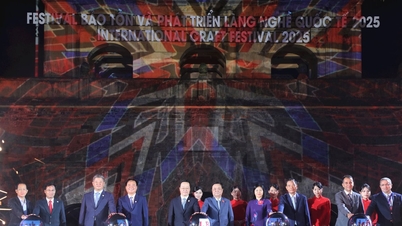 Ο Αντιπρόεδρος της Εθνοσυνέλευσης Le Minh Hoan παρευρίσκεται στο Διεθνές Φεστιβάλ Διατήρησης και Ανάπτυξης Χειροτεχνικών Χωριών