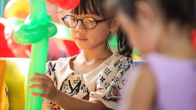 តើសង្កាត់ និងសង្កាត់ចំនួន 15 ណាខ្លះក្នុងទីក្រុងហូជីមិញ កំពុងអនុវត្តគម្រោងគាំទ្រកុមារមត្តេយ្យសិក្សានៅសួនឧស្សាហកម្ម?