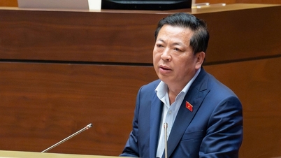 Le ministre de la Construction évoque l'absurdité de la procédure de demande de permis de construire.