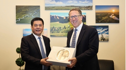 Bakan Nguyen Hong Dien, ABD Ticaret Alt Komitesi Başkanı Adrian Smith ile birlikte çalışıyor