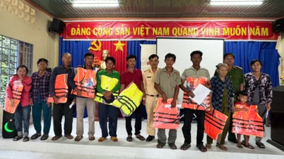 ផ្សព្វផ្សាយច្បាប់ និងផ្តល់អាវជីវិតដល់ប្រជានេសាទ