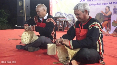 קומונה קרונג בוק: "בידור ושירה" שוקקת חיים