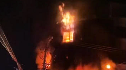 Cháy nhà 4 tầng lúc rạng sáng, chiến sĩ chữa cháy giải cứu một nạn nhân