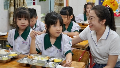 호치민시의 학부모들이 기숙사 주방을 "살펴보고", 학교에서 아이들의 점심을 먹어봅니다.