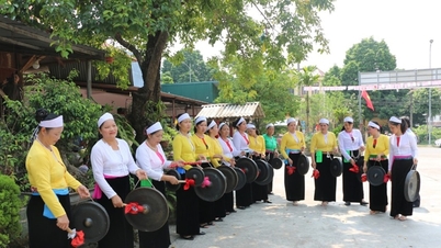 Průvod s etnickou kulturou Muongů na pěší ulici v Hanoji