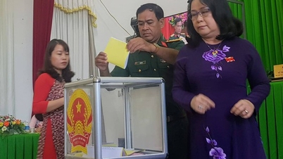 カントー人民評議会の議長と副議長は絶対的な高い信任投票を得ている