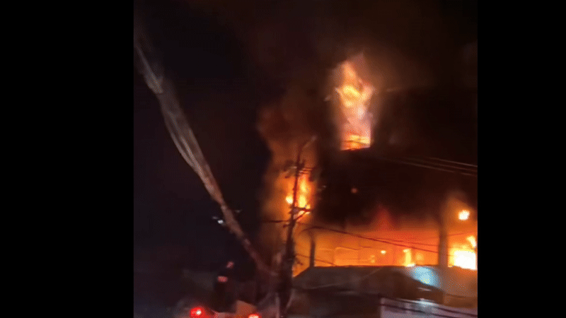 وسطی نہ ٹرانگ میں ایک 4 منزلہ موٹل میں صبح کے وقت آگ لگ گئی۔