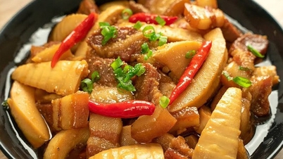 Bambu filizleriyle haşlanmış domuz eti pişirmenin yolu budur, çok lezzetlidir ve pilavla iyi gider.