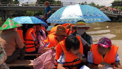 សិស្សលោកខាងលិច 'ឆ្លងទឹកជំនន់' ទៅសាលារៀន