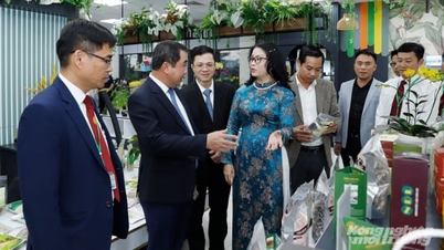 Minister Tran Duc Thang besøker forskningssenteret ved Landbruksakademiet