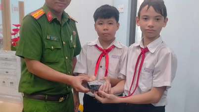 שני תלמידים מצאו ארנק וניסו להחזירו לאדם שאיבד אותו.