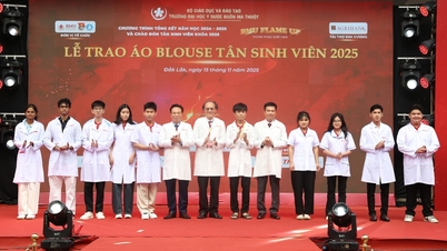 ផ្តល់អាវដល់និស្សិតពេទ្យថ្មីនៅថ្ងៃបើក