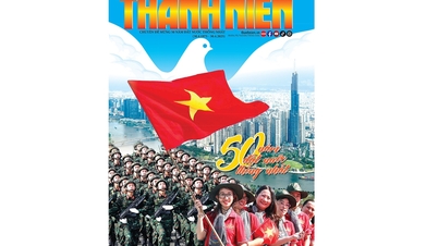 国家統一50周年を祝う出版物を読む