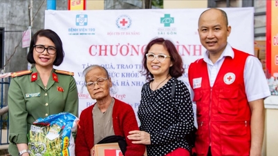 Examinare medicală și oferirea de cadouri victimelor inundațiilor din comuna Ha Nha