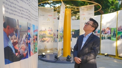 Toplum Eylem Ödülü'nün jüri üyeleri Halk Sanatçısı Xuan Bac ve şarkıcı Ho Ngoc Ha.