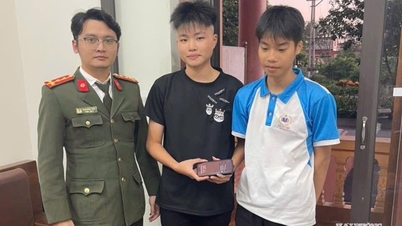 Dua pelajar dari komune Nguyen Luong Bang mengambil telefon dan mengembalikannya kepada orang yang menjatuhkannya.