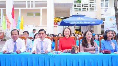 รองประธานคณะกรรมการประชาชนจังหวัดเหงียน มิญ ลวน เข้าร่วมงานครบรอบ 43 ปี วันครูเวียดนาม และการประชุมครบรอบ 35 ปี การก่อตั้งและพัฒนาโรงเรียนมัธยมศึกษา Ca Mau