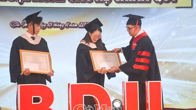 BDU Ca Mau huldigt en ontvangt 324 nieuwe masters en bachelors