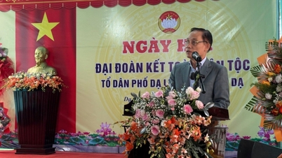 Partiets sentralkomitésekretær og utenriksminister Le Hoai Trung deltok på den nasjonale store enhetsdagen i boliggruppen Da Le i Hue.