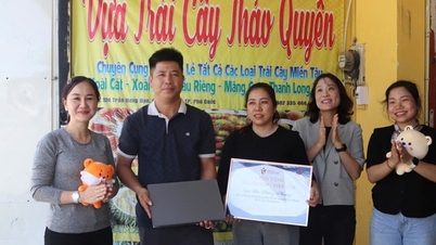 តំណាងអង្គការទេសចរណ៍កូរ៉េ គោរពវិញ្ញាណក្ខន្ធបុរសលក់ផ្លែឈើនៅ Phu Quoc