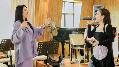 Der verdiente Künstler Tan Nhan enthüllte den besonderen Auftritt des verstorbenen Volkskünstlers Trung Kien.