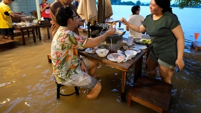 Apele au inundat casa, dar proprietarul magazinului a câștigat totuși mulți bani datorită serviciilor sale unice.