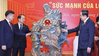 Τελετή υποδοχής του φωτεινού γλυπτού «Η Δύναμη του Λαού»