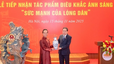 ประธานรัฐสภา ตรัน ถันห์ มาน เข้าร่วมพิธีต้อนรับประติมากรรมแสง “พลังแห่งดวงใจประชาชน”