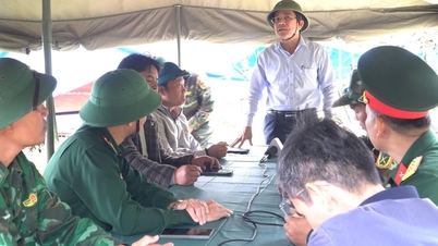 El vicepresidente del Comité Popular de la Ciudad, Tran Nam Hung, inspeccionó la zona del deslizamiento de tierra en la comuna de Hung Son.