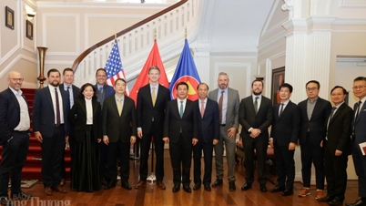 Minister Nguyen Hong Dien works with the American Footwear Business and Trade Association