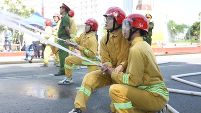 Ho Chi Minh Şehri Ulusal Üniversitesi yurdunun öğrencileri itfaiyeci rolünü üstleniyor