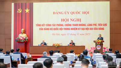 [Foto] Nasjonalforsamlingens leder Tran Thanh Man ledet konferansen for å gjennomgå arbeidet med å forebygge og bekjempe korrupsjon, sløsing og negativitet.