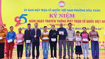 Hoa Xuan Ward ផ្តល់អំណោយដល់ប្រជាពលរដ្ឋរងគ្រោះដោយគ្រោះធម្មជាតិ