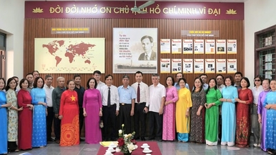 Bat Trang ដំឡើងផ្លាកសញ្ញាគំរូសាមគ្គីភាពច្នៃប្រឌិត "លំហវប្បធម៌ហូជីមិញ"