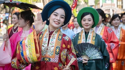 មនុស្សជាង 1,000 នាក់បានដង្ហែរក្នុងសំលៀកបំពាក់ប្រពៃណីចម្រុះពណ៌ជុំវិញបឹង Hoan Kiem។