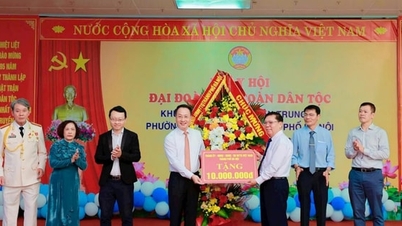 ប្រធានគណៈកម្មាធិការកិច្ចការផ្ទៃក្នុងនៃគណៈកម្មាធិការបក្សទីក្រុង លោក Tran Dinh Canh បានចូលរួមទិវាឯកភាពជាតិដ៏អស្ចារ្យនៅតំបន់លំនៅដ្ឋាន Thanh Xuan Trung 10។