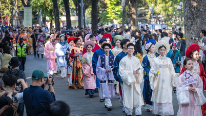 Meer dan 1.000 mensen paradeerden in kleurrijke traditionele kostuums rond het Hoan Kiem-meer.