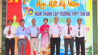 Средняя школа Тан Ан отмечает свой 70-летний юбилей