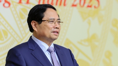 Primer Ministro Pham Minh Chinh: Los maestros deben recibir un salario digno.