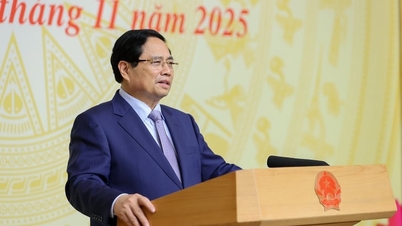 Perdana Menteri Pham Minh Chinh: Guru mesti menerima gaji yang lumayan